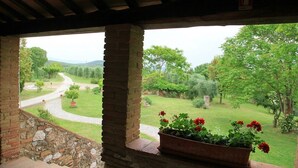 A covered patio with a view of a landscaped garden and a winding path. - Podere Agrituristico Luchiano (Amelia)