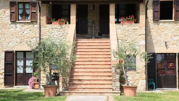 المنشأة من الخارج