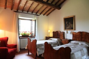 Leilighet – deluxe, 2 soverom, privat bad, hageområde | Strykejern/-brett, barnesenger (inkludert) og wi-fi (inkludert)