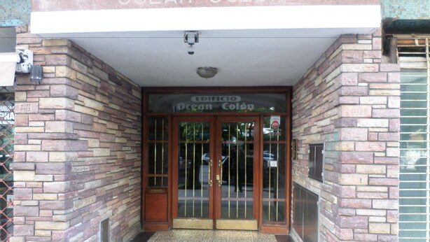 A building entrance with a tiled floor and a sign reading "Ocean Colon". - Departamento MDQ Colon by EF (Mar del Plata)