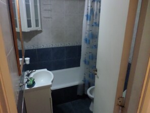 Apartment, 2 Bedrooms | Bathroom | Shower, towels - Departamento MDQ Colon by EF (Mar del Plata)