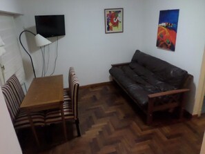 Apartamento, 2 quartos | 1 quarto, ferros/tábuas de passar roupa, Wi-Fi de cortesia