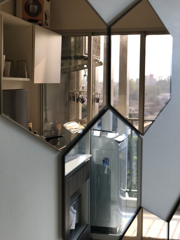 1-Bedroom Condo | 1 sovrum, värdeförvaringsskåp på rummet och skrivbord