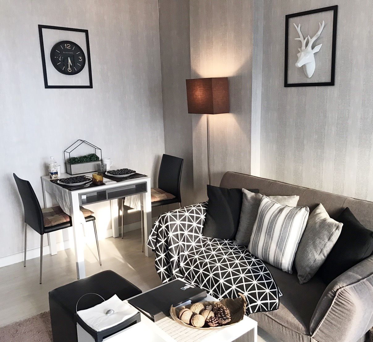 1-Bedroom Condo | บริเวณนั่งเล่น | ทีวีจอแบน 32 นิ้ว พร้อมช่องเคเบิล, ทีวี, แท่นต่อ iPod