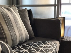 1-Bedroom Condo | Área de estar | TV de tela plana 32 polegadas com canais a cabo, TV, dock para iPod