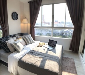 1-Bedroom Condo | 1 sovrum, värdeförvaringsskåp på rummet och skrivbord