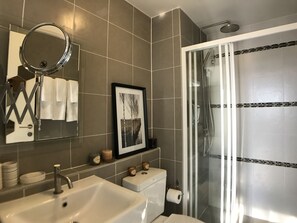 1-Bedroom Condo | Bathroom
