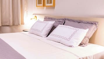 Lyxigt dubbelrum | Minibar, skrivbord, arbetsyta för laptop och mörkläggningsgardiner