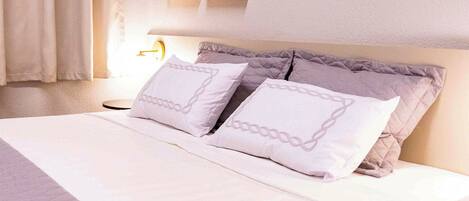 Quarto casal superluxo | Frigobar, escrivaninha, espaço de trabalho para notebook