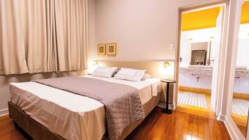 Lyxigt dubbelrum | Minibar, skrivbord, arbetsyta för laptop och mörkläggningsgardiner