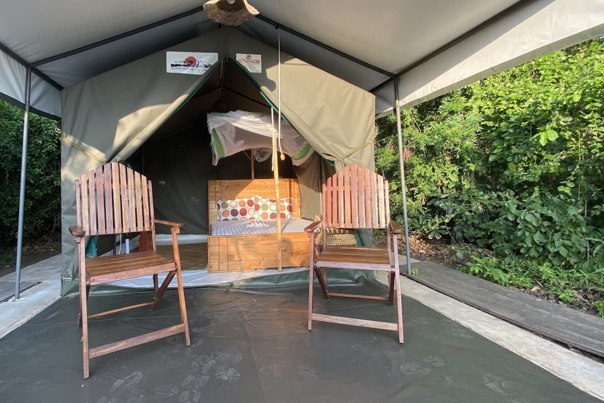 1 habitación, escritorio y espacio para trabajar con laptop