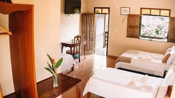 Frigobar, escrivaninha, ferros/tábuas de passar roupa, berços grátis