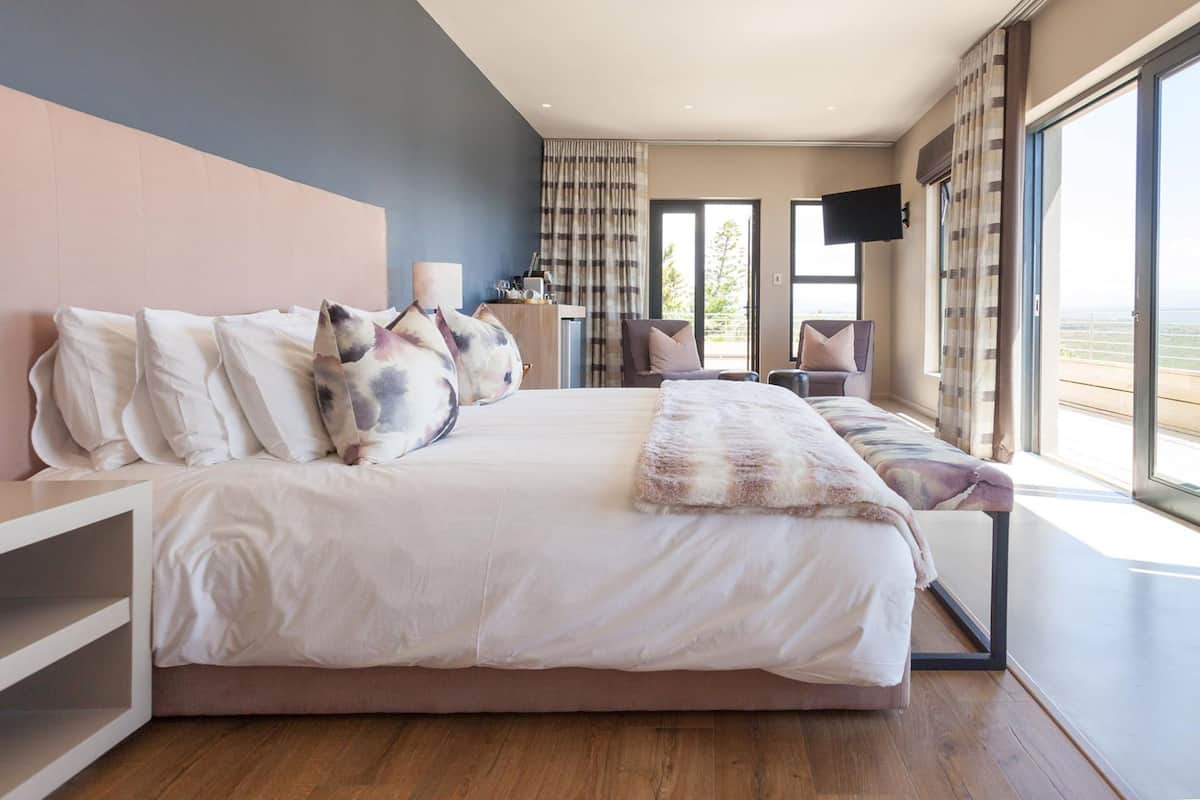 deluxe room | 1 bedroom, premium bedding, minibar, in-room safe