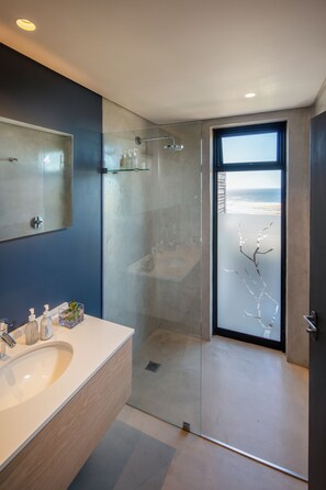 Classic-Doppel- oder -Zweibettzimmer, Meerblick | Badezimmer | Dusche, kostenlose Toilettenartikel, Haartrockner, Hausschuhe