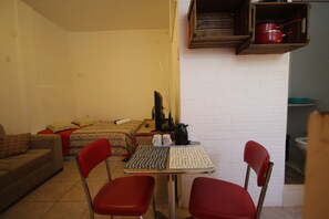 Standard Apartment, 1 Bedroom | In-room dining