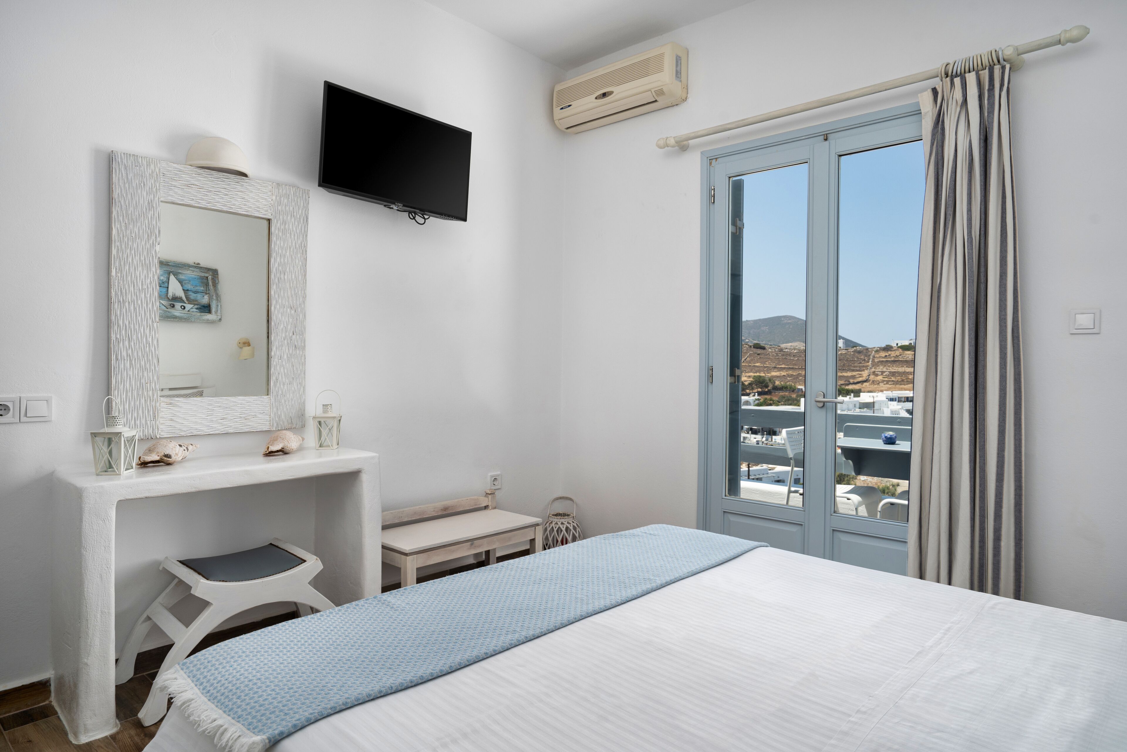 deluxe double room with sea view | in-room safe, desk, iron/ironing board, free wifi