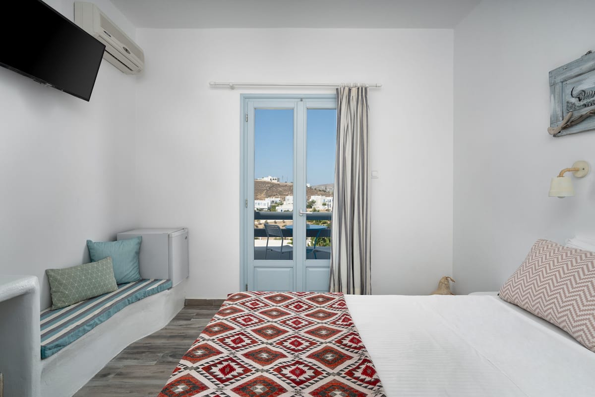 deluxe double room with sea view | in-room safe, desk, iron/ironing board, free wifi