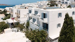 Un edifici blanc amb balcons i un rètol que diu "Iris Hotel".