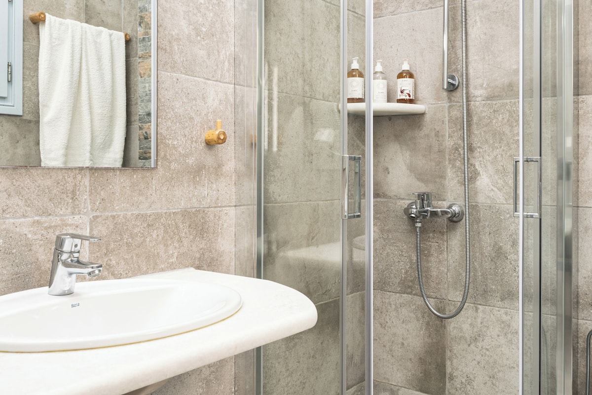 shower, free toiletries, towels