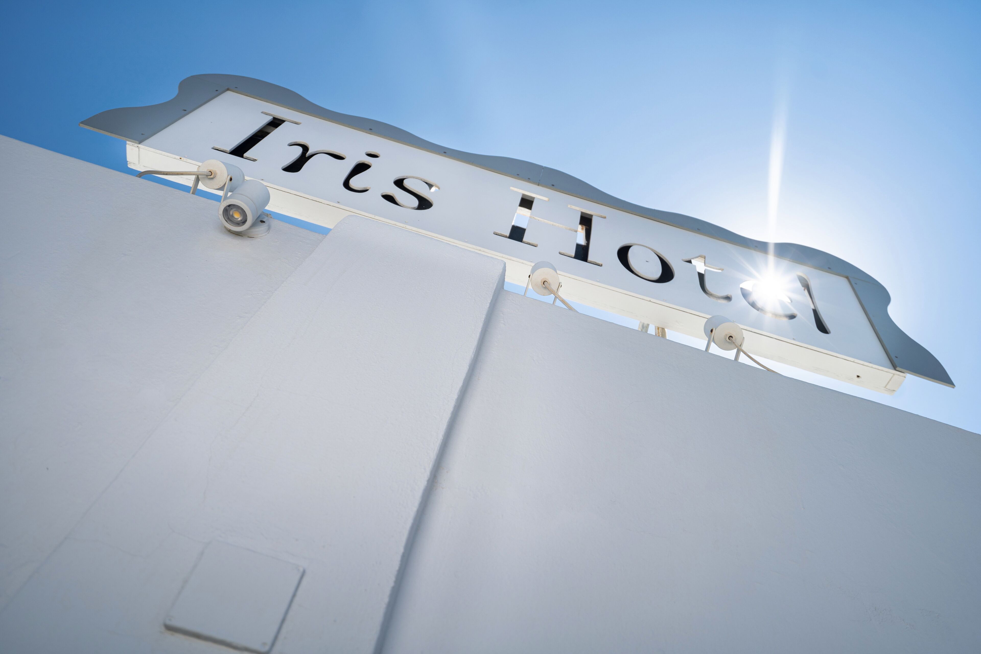 Un letrero con el nombre 'Iris Hotel' colocado en un edificio.