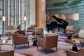 2 bars/lounges