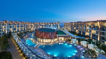 Piscina coperta, piscina stagionale all'aperto