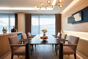 Deluxe Suite Room (Free Pool and Theme Park BIG3 Access & Free Minibar) | Ruokailu omassa huoneessa