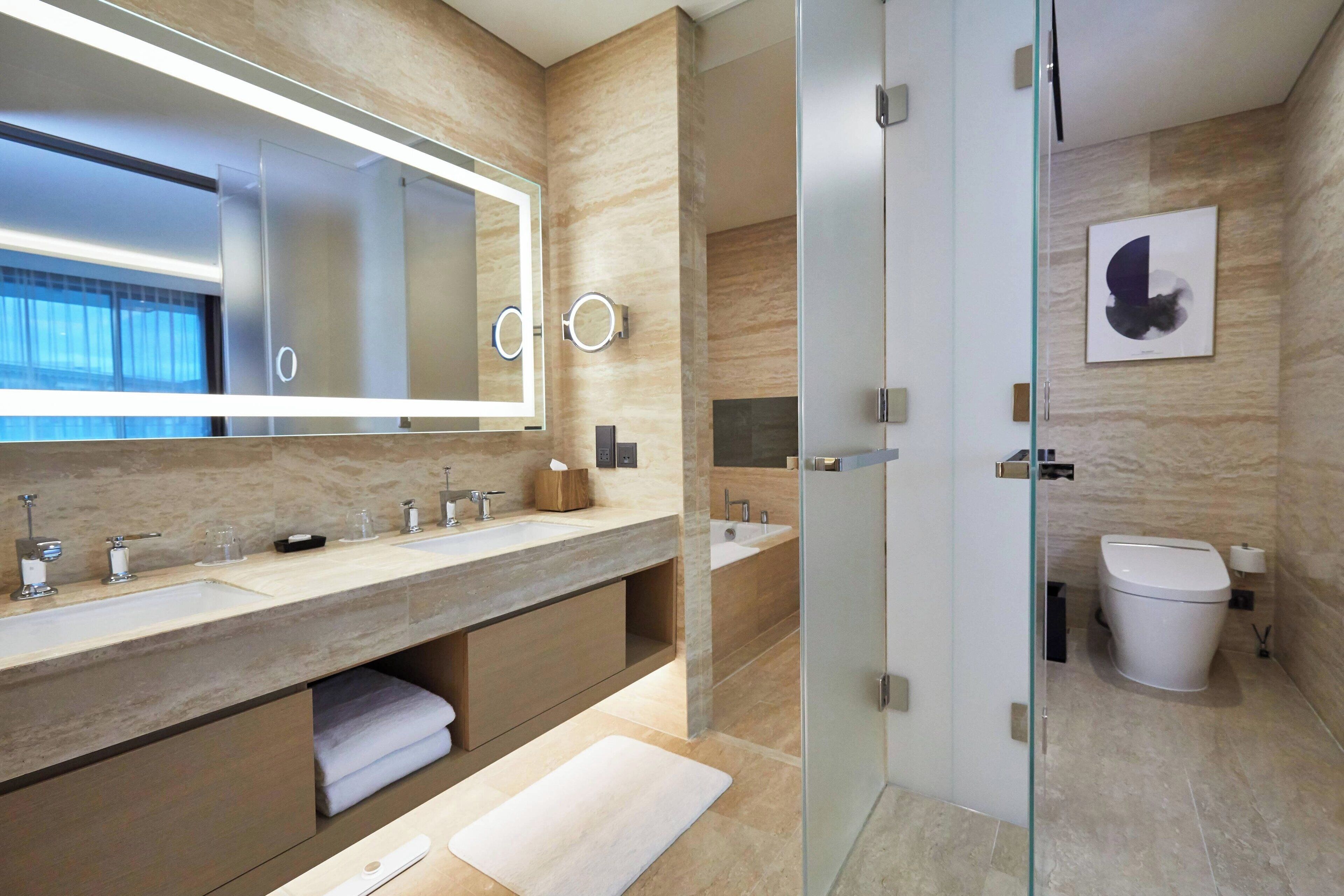 1 bedroom, premium bedding, free minibar, in-room safe