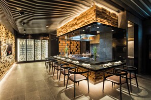 4 間餐廳，供應早餐、午餐和晚餐，國際料理