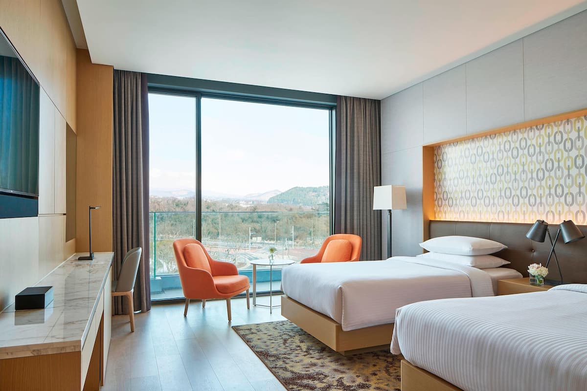 Premier Twin Room (Free Pool and Theme Park BIG3 Access & Free Minibar)