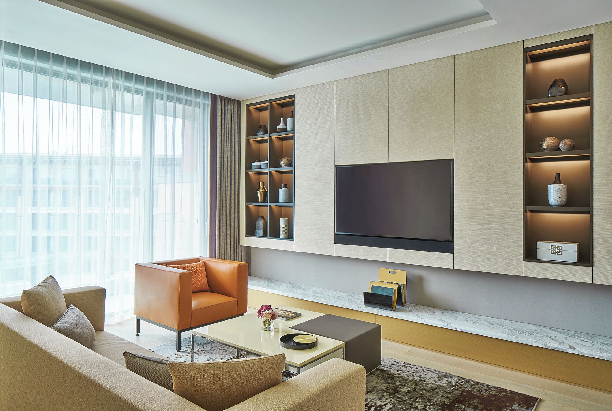 Deluxe Suite Room (Free Pool and Theme Park BIG3 Access & Free Minibar) | Woonruimte | Een 55-inch ledtelevisie met kabelzenders en een televisie