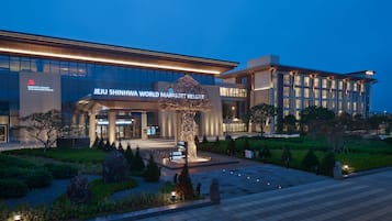 Facciata della struttura - sera/notte