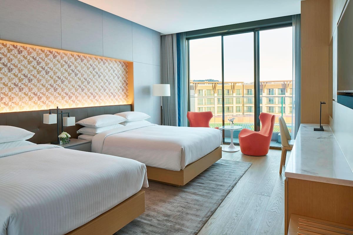 1 bedroom, premium bedding, free minibar, in-room safe