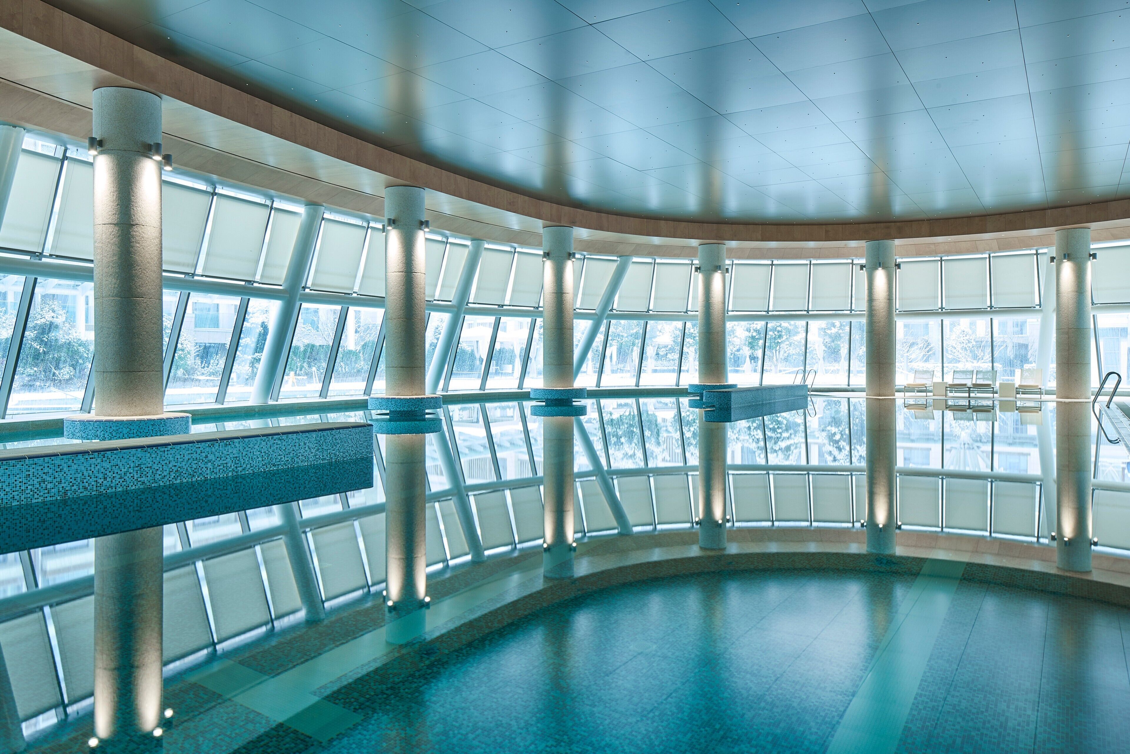 실내 수영장, 야외 수영장, 카바나(요금 별도)