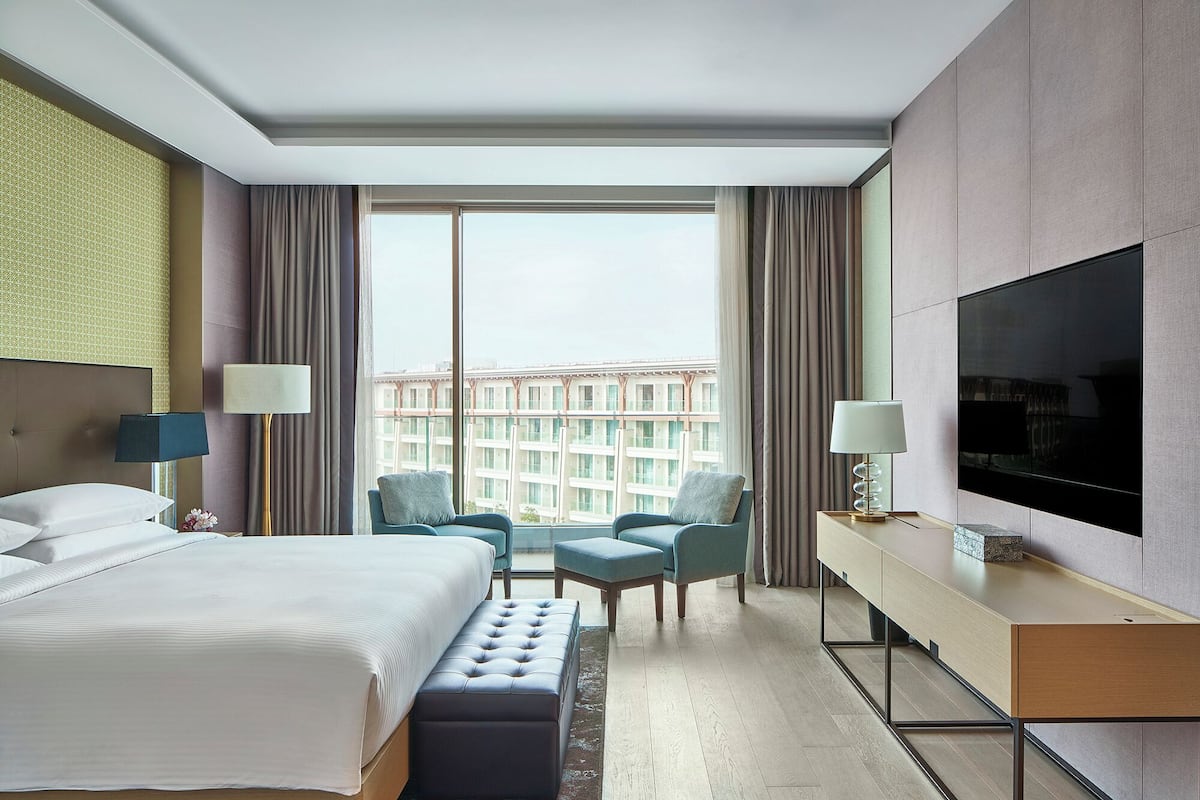 Premier suite, 1 slaapkamer | Luxe beddengoed, een gratis minibar, een kluis op de kamer, een bureau