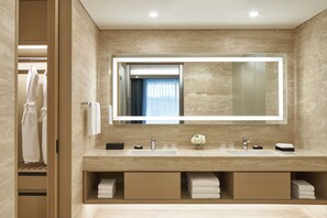 Deluxe Suite Room (Free Pool and Theme Park BIG3 Access & Free Minibar) | Bathroom