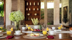Family Villa | Dining room - Villa Mannao by Villa Finder (Kerobokan)