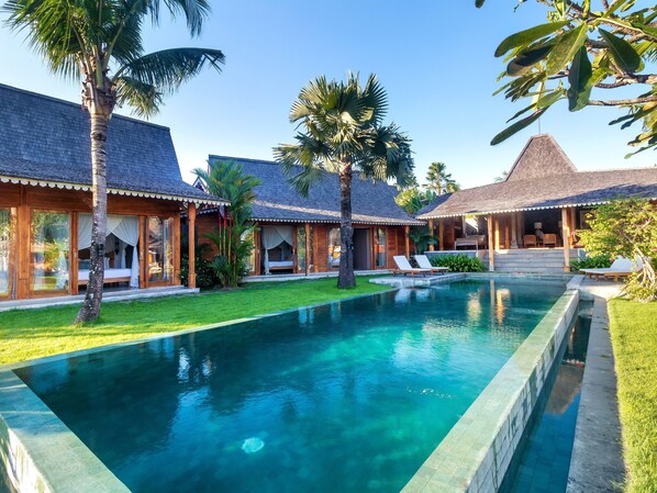 Outdoor pool, pool umbrellas, pool loungers - Villa Mannao by Villa Finder (Kerobokan)