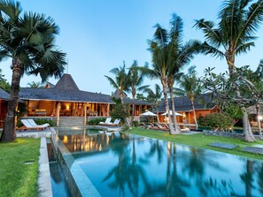 Outdoor pool, pool umbrellas, pool loungers - Villa Mannao by Villa Finder (Kerobokan)