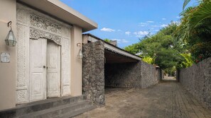 Free self-parking - Villa Mannao by Villa Finder (Kerobokan)