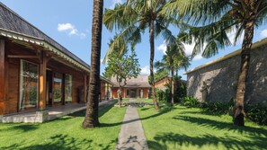 Garden - Villa Mannao by Villa Finder (Kerobokan)