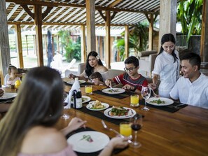 Family dining - Villa Mannao by Villa Finder (Kerobokan)