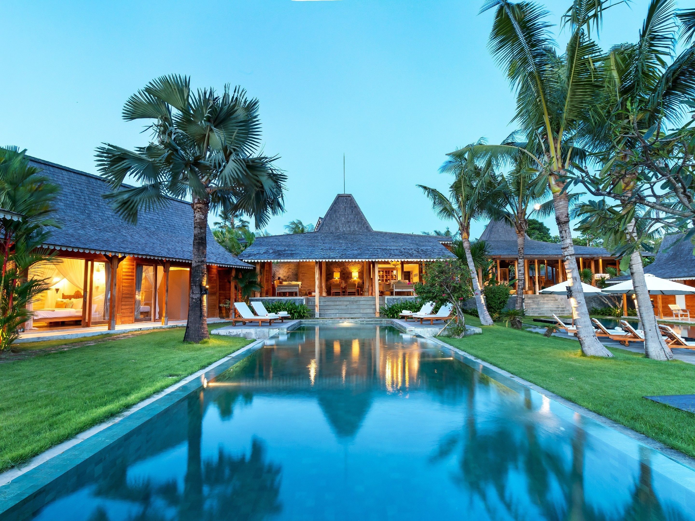 Kolam renang outdoor, dengan payung kolam renang dan kursi berjemur