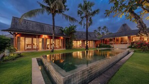 A resort with a swimming pool, multiple guest rooms, and a well-maintained garden. - Villa Mannao by Villa Finder (Kerobokan)