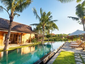 Outdoor pool, pool umbrellas, pool loungers - Villa Mannao by Villa Finder (Kerobokan)