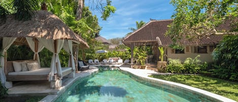 Kolam renang outdoor