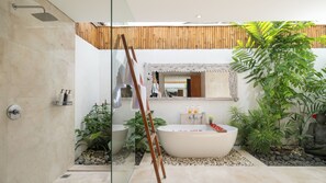Family Villa | Bathroom | Separate tub and shower, deep soaking tub, free toiletries, hair dryer