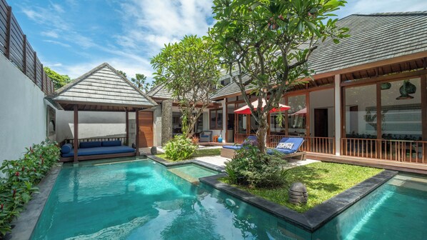 Outdoor pool, pool loungers - Villa Sanook by Villa Finder (Seminyak)