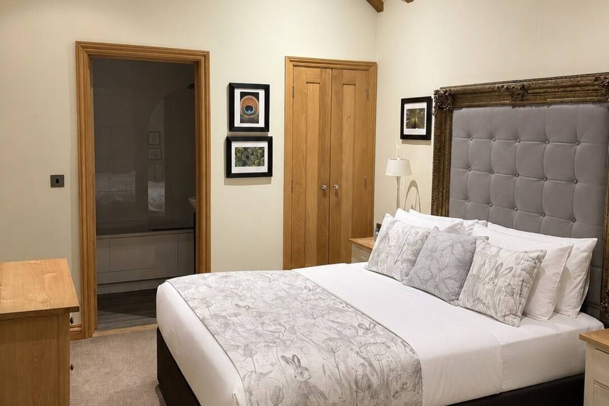 Deluxe Cottage | Desk, blackout curtains, iron/ironing board, free WiFi
