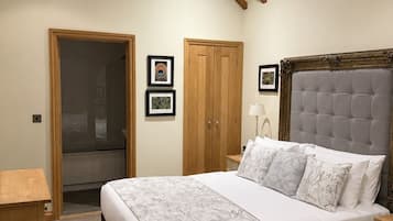 Casa de campo Deluxe | Escritorio, cortinas blackout y tabla de planchar con plancha